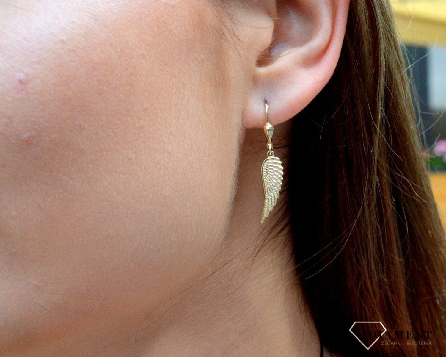 Złote kolczyki wiszące skrzydła próby 333 KL 9513A 333. Takie kolczyki będą niezwykłym prezentem dla kobiety interesującej się najnowszymi trendami. Na prezent . Modne kolczyki..jpg